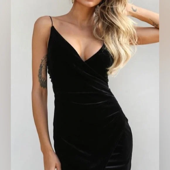 black dress captions Black Velvet Square Neck Bodycon Dress main image 1